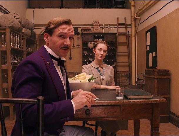 The Menu: Emma Stone a Ralph Fiennes na opuštěném ostrově v kuchařském hororu | Fandíme filmu