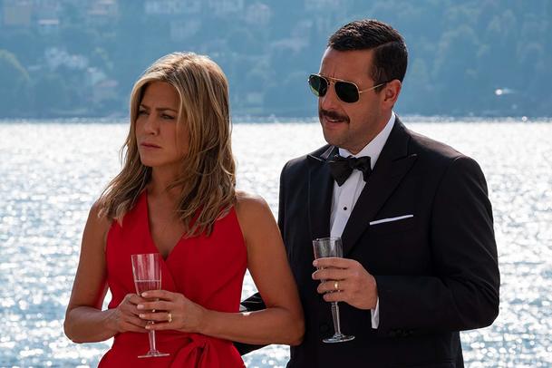 Murder Mystery: Aniston a Sandler unikají v prvním traileru špionážní komedie před zákonem | Fandíme filmu