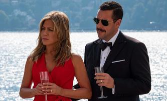 Murder Mystery: Aniston a Sandler unikají v prvním traileru špionážní komedie před zákonem | Fandíme filmu