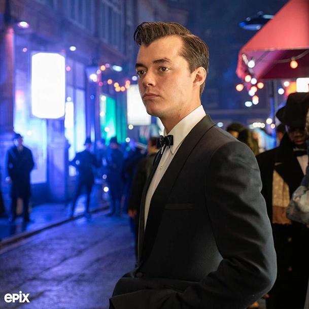 Pennyworth: Ani nejnovější trailer nevysvětlil, proč bychom měli chtít seriál o mládí Batmanova komorníka | Fandíme serialům
