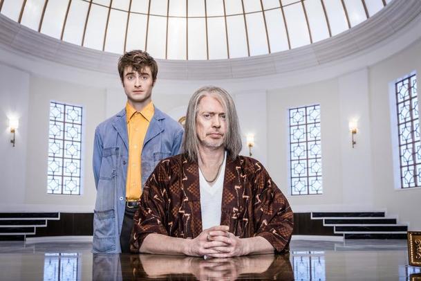 Miracle Workers: V pokračování se vrátí Daniel Radcliffe a Steve Buscemi | Fandíme serialům