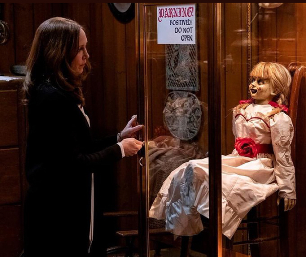 Annabelle 3: Nový trailer zasazuje nový horor hlouběji do světa V zajetí démonů | Fandíme filmu