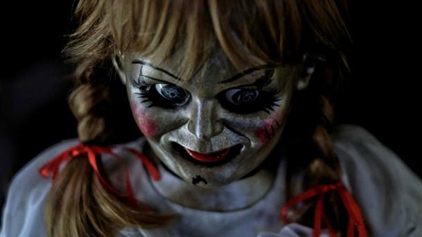 Annabelle 3: Nový trailer zasazuje nový horor hlouběji do světa V zajetí démonů | Fandíme filmu