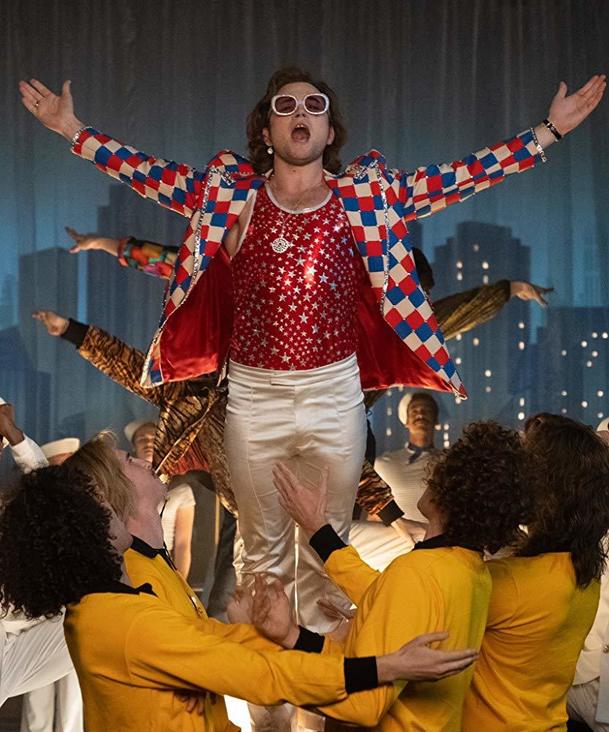 Rocketman: Elton John je smutný z ruské cenzury gay pasáží filmu | Fandíme filmu