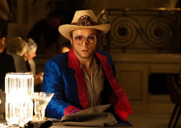 Rocketman: Elton John je smutný z ruské cenzury gay pasáží filmu | Fandíme filmu