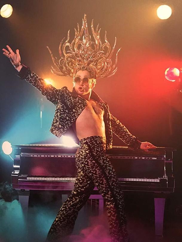 Rocketman: Elton John je smutný z ruské cenzury gay pasáží filmu | Fandíme filmu