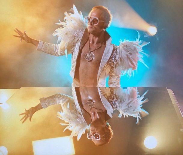 Rocketman: Elton John je smutný z ruské cenzury gay pasáží filmu | Fandíme filmu