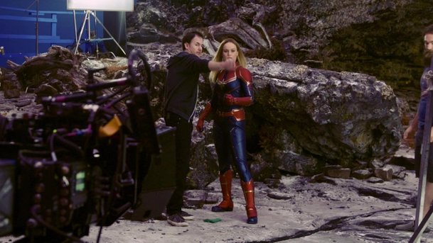 Avengers: Captain Marvel na místě Black Widow a další kuriózní fotky z natáčení | Fandíme filmu