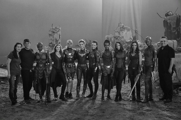 Avengers: Captain Marvel na místě Black Widow a další kuriózní fotky z natáčení | Fandíme filmu