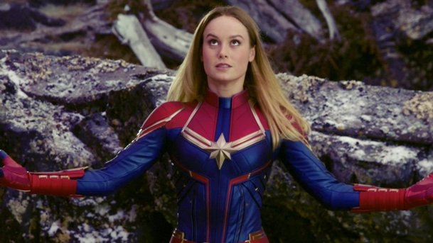 Avengers: Captain Marvel na místě Black Widow a další kuriózní fotky z natáčení | Fandíme filmu