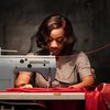 In Fabric: Podivný horor o vraždících šatech v prvním traileru | Fandíme filmu