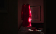 In Fabric: Podivný horor o vraždících šatech v prvním traileru | Fandíme filmu