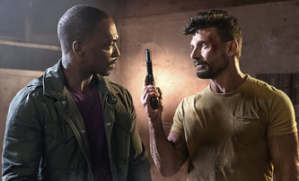 Point Blank: Anthony Mackie a Frank Grillo v drsném traileru bojují proti zkorumpovaným policistům | Fandíme filmu