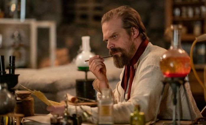 Frankenstein’s Monster’s Monster: David Harbour v traileru představuje hodně netradiční pojetí Frankensteina | Fandíme filmu