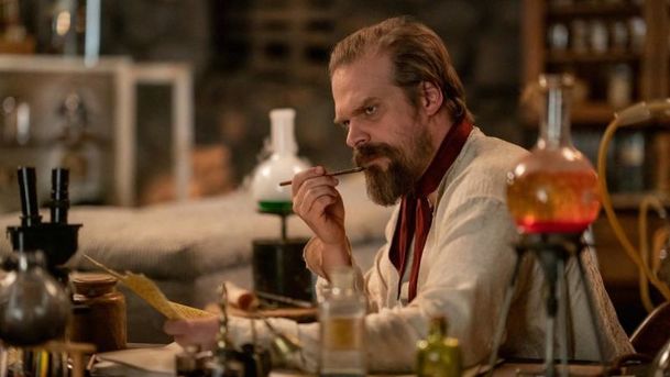 Frankenstein’s Monster’s Monster: David Harbour v traileru představuje hodně netradiční pojetí Frankensteina | Fandíme filmu