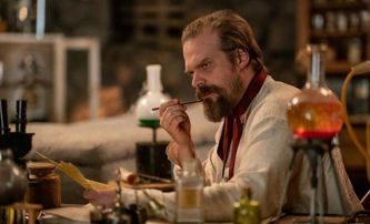 Frankenstein’s Monster’s Monster: David Harbour v traileru představuje hodně netradiční pojetí Frankensteina | Fandíme filmu