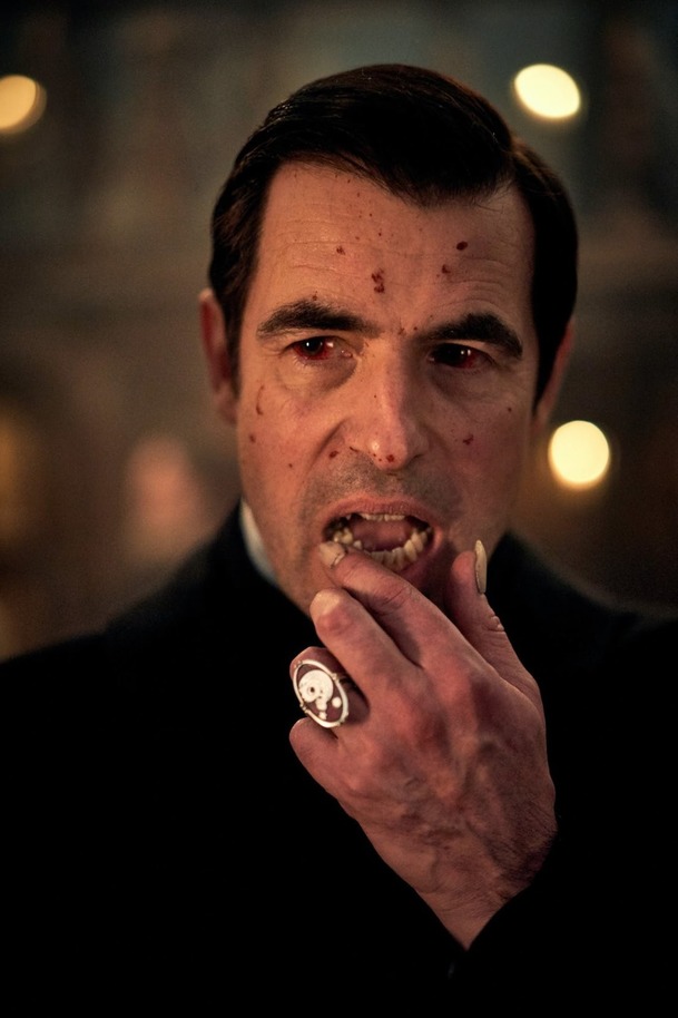 Dracula od tvůrců seriálového Sherlocka se představuje na prvních fotografiích | Fandíme serialům