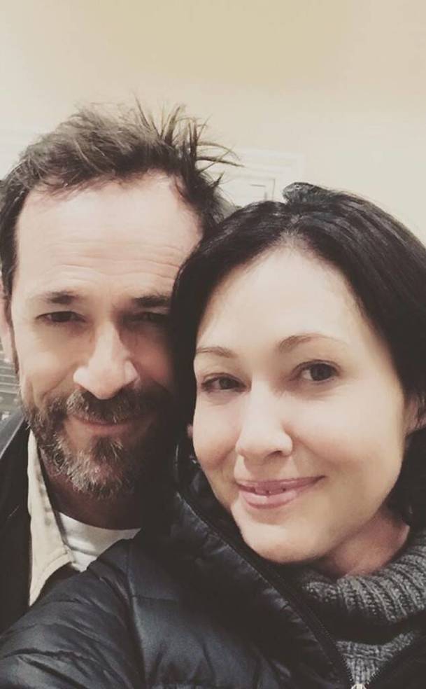 Riverdale: Shannen Doherty si zahraje v epizodě, která uctí památku Luka Perryho | Fandíme serialům
