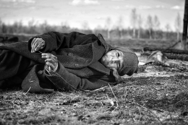 Český film slaví úspěch: Nabarvené ptáče se probojovalo na festival do Benátek i Toronta | Fandíme filmu