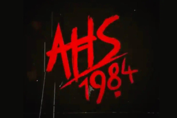 American Horror Story: 1984 - Teaser připomíná, že je nová řada poctou hororům z osmdesátých let | Fandíme serialům