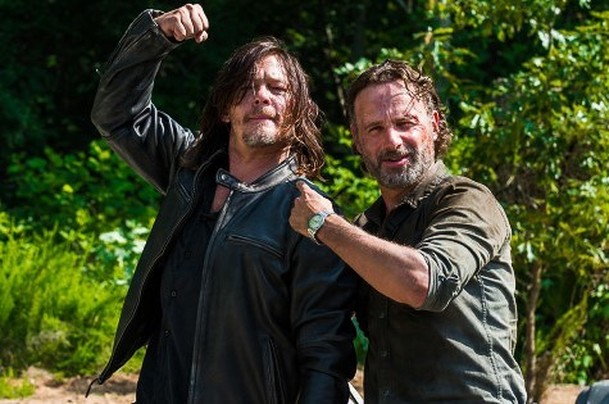 Živí mrtví: Norman Reedus si přeje znovushledání s Rickem | Fandíme serialům