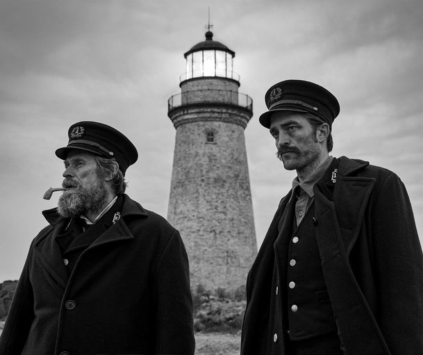 The Lighthouse: Fantasy horor s Pattinsonem a Dafoem ve výborném traileru | Fandíme filmu