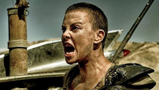 Furiosa: Režisér potvrdil, že Charlize Theron vymění za mladší herečku | Fandíme filmu