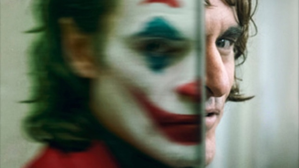 Joaquin Phoenix exceluje jako Joker, ale před lety měl být Batman | Fandíme filmu