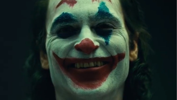 Joaquin Phoenix exceluje jako Joker, ale před lety měl být Batman | Fandíme filmu