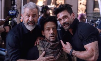 Boss Level: První video z herní akce, ve které Frank Grillo pořád dokola umírá | Fandíme filmu