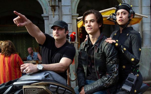 We Can Be Heroes: Robert Rodriguez točí film o dětech superhrdinů, co musí samy zachránit rodiče před mimozemšťany | Fandíme filmu