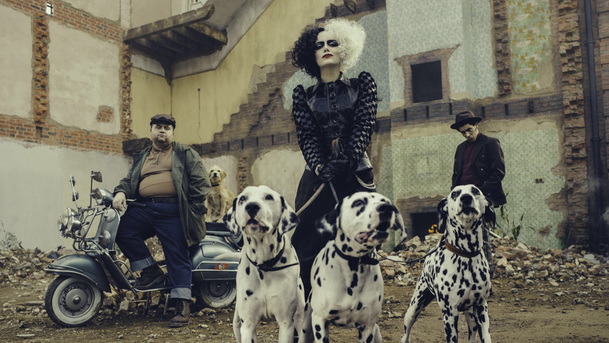 Cruella: Nová verze 101 Dalmatinů vypadá na první fotce jak od Tima Burtona | Fandíme filmu