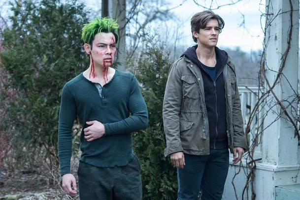 Titans 2: Plnohodnotný trailer potěší stylovou akcí a novými postavami včetně Deathstrokea | Fandíme serialům