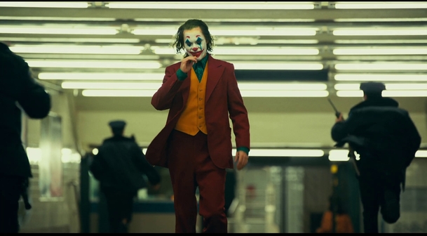 Joker: Joaquin Phoenix poodhaluje svůj šílený herecký výkon ve finálním traileru | Fandíme filmu