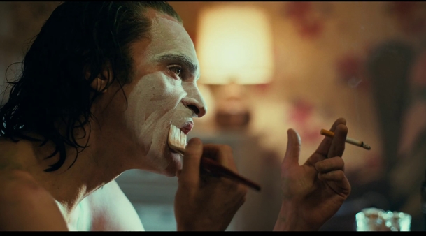 Joker: Joaquin Phoenix poodhaluje svůj šílený herecký výkon ve finálním traileru | Fandíme filmu