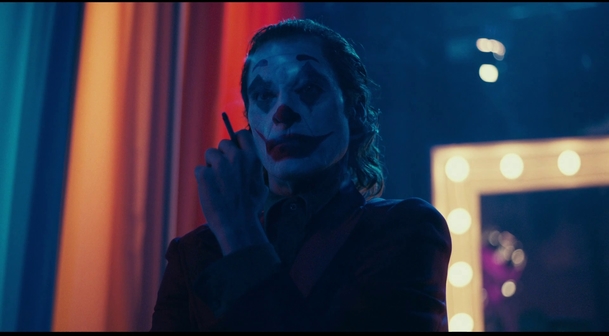 Joker: Joaquin Phoenix poodhaluje svůj šílený herecký výkon ve finálním traileru | Fandíme filmu