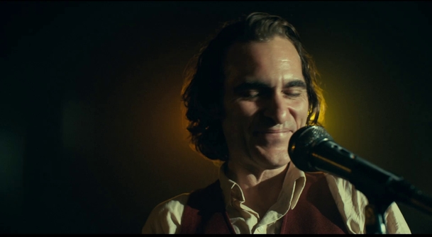 Joker: Joaquin Phoenix poodhaluje svůj šílený herecký výkon ve finálním traileru | Fandíme filmu