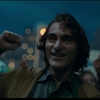 Joker: Joaquin Phoenix poodhaluje svůj šílený herecký výkon ve finálním traileru | Fandíme filmu