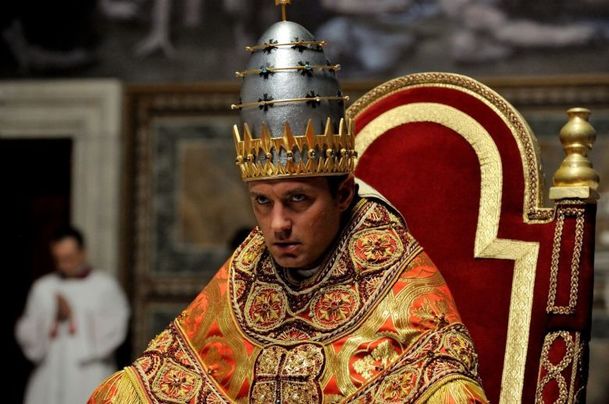 The New Pope: Pokračování Mladého papeže vystrkuje růžky v prvním traileru | Fandíme serialům