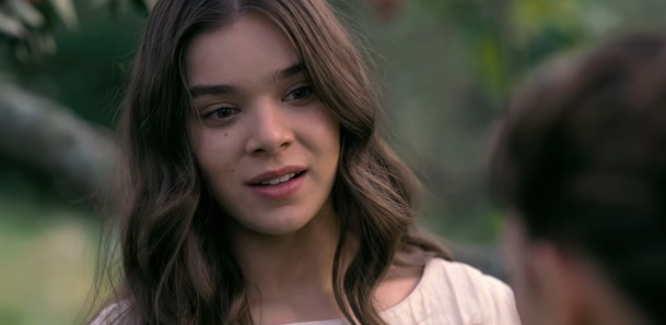 Dickinson: Hailee Steinfeld se v traileru na komediální sérii z 19. století chová jako moderní puberťačka | Fandíme serialům