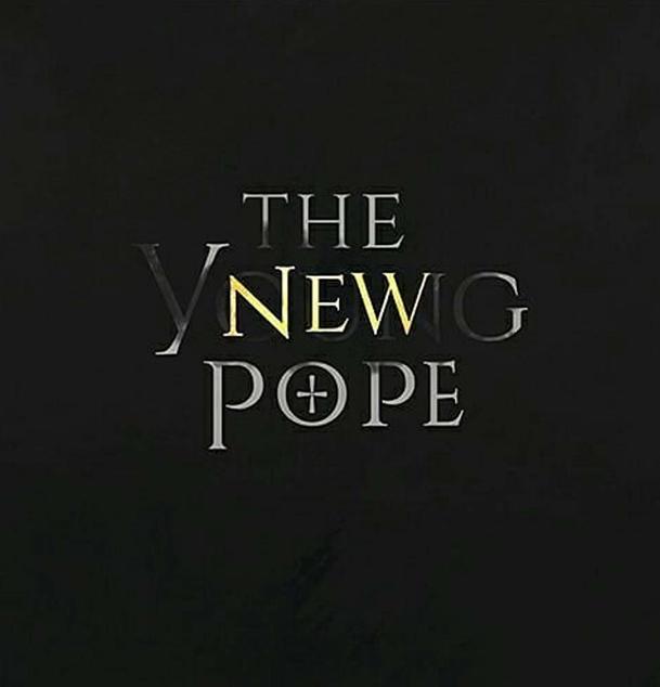 The New Pope: Bílá speeda nejsou nejmenší kostým, co musel Jude Law nosit | Fandíme serialům