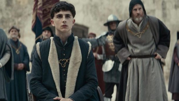 The King: Timothée Chalamet v roli anglického krále se ukazuje ve finálním traileru | Fandíme filmu