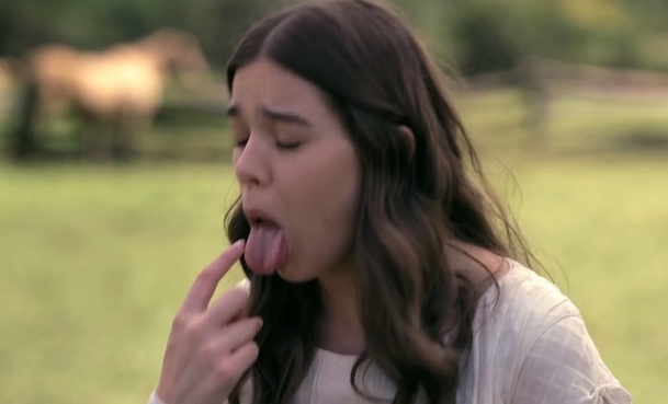 Dickinson: Hailee Steinfeld se v traileru na komediální sérii z 19. století chová jako moderní puberťačka | Fandíme serialům