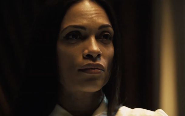 Briarpatch: Trailer s Rosario Dawson vás seznámí s novým seriálem od tvůrce Mr. Robota | Fandíme serialům