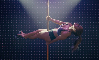 Zlatokopky: Kráska Jennifer Lopez v klipu názorně ukazuje, jak tančit u tyče | Fandíme filmu