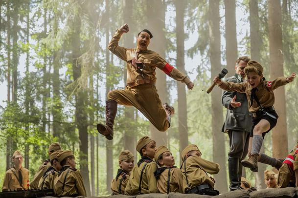 Jojo Rabbit podle prvních recenzí zesměšňuje škodlivé ideologie a vyzdvihuje pozitivní hodnoty | Fandíme filmu