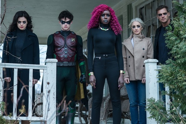 Titans: 2. řada je tady, přináší do televize Bruce Waynea, ne Batmana | Fandíme serialům