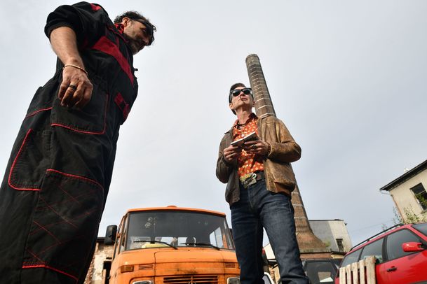 Bourák: Padesátník Ivan Trojan odmítá dospět a řeší účes, špičaté boty a rock'n roll | Fandíme filmu