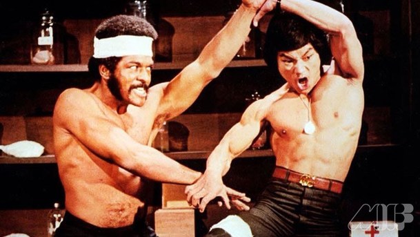 Iron Fists and Kung Fu Kicks: Historie bojových filmů jako na dlani ve šťavnatě působícím dokumentu | Fandíme filmu