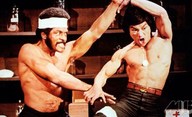 Iron Fists and Kung Fu Kicks: Historie bojových filmů jako na dlani ve šťavnatě působícím dokumentu | Fandíme filmu